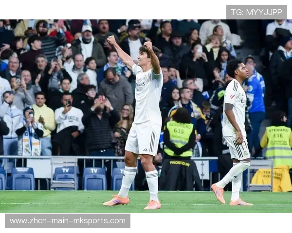 皇马训练课一幕：贡萨洛加练射门至夜幕降临